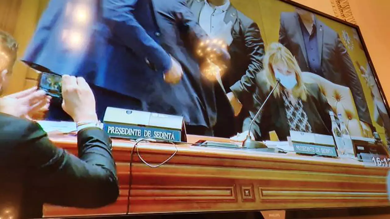 Scandal în Parlament, înainte de citirea moțiunii de cenzură: Florin Roman, evacuat de la prezidiu de parlamentarii AUR