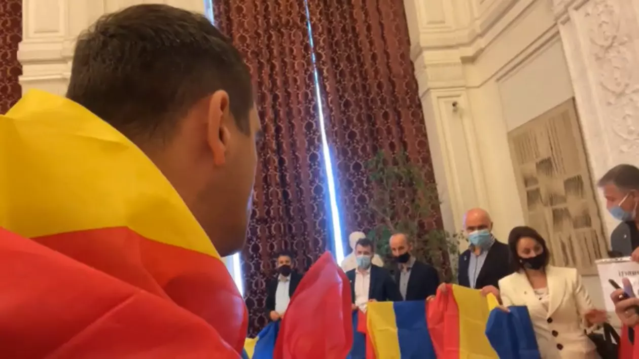 Deputații AUR au protestat în Parlament înfășurați în tricolor. Florin Roman, amenințat din nou cu evacuarea