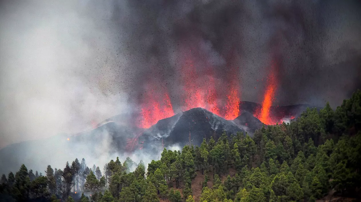 Erupție spectaculoasă în Canare. Vulcanul din insula La Palma a erupt după 50 de ani