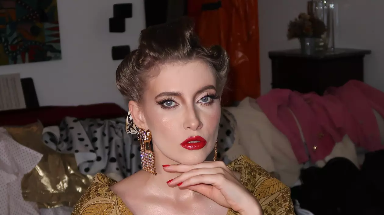 Iulia Albu prezintă „I.A. cu stil” la Antena Stars, din 17 septembrie. „Nu vei şti niciodată când vin în vizită”
