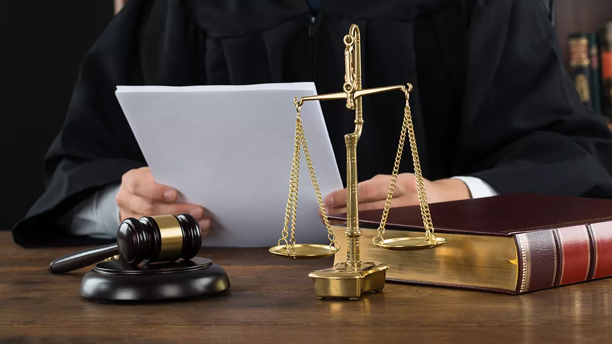 Mari erori judiciare din România. Cum a fost condamnat un tânăr la 22 de ani de închisoare pentru o crimă pe care nu a comis-o, în baza unui fir de păr