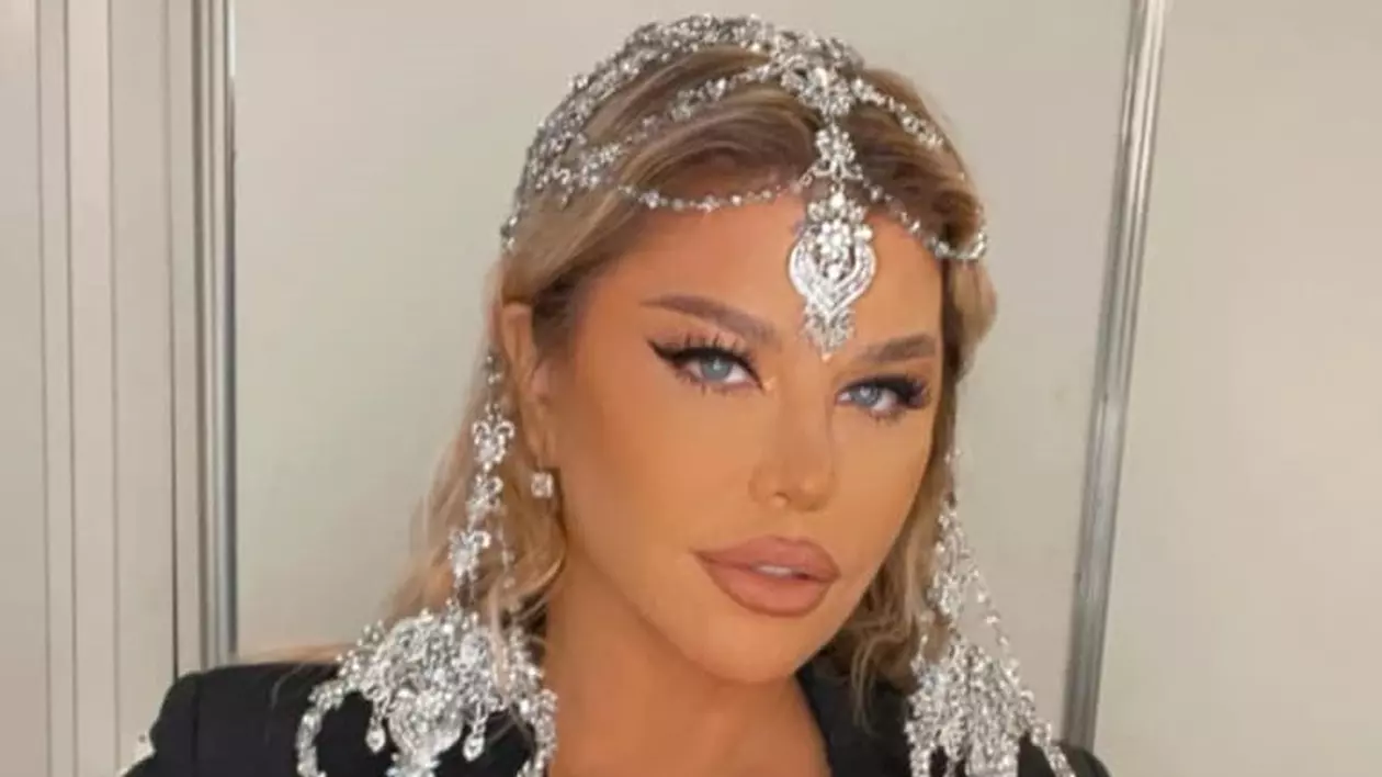 Loredana Groza, apariție excentrică, după ce acum o săptămână a fost luată cu ambulanța. Poartă rochie scurtă și dres plasă