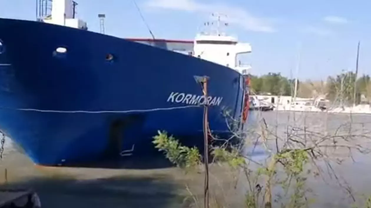 O navă încărcată cu grâu a lovit trei ambarcațiuni staţionate la mal, pe canalul Sulina, după ce a rămas fără motor