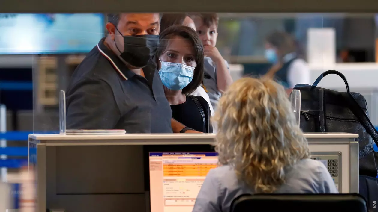 Doi spanioli cu certificate de vaccinare false, prinși pe Aeroportul Otopeni