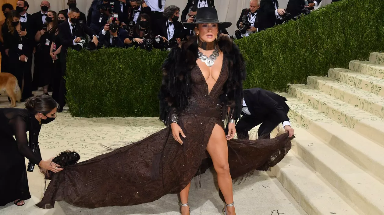 Jennifer Lopez la Met Gala 2021. Foto: Profimedia