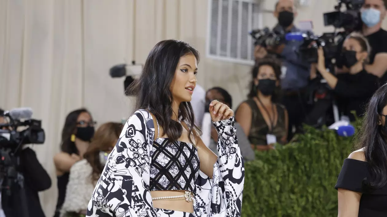 Emma Răducanu, la Met Gala 2021. Ce ținută a purtat noua vedetă a tenisului feminin, la evenimentul de la New York