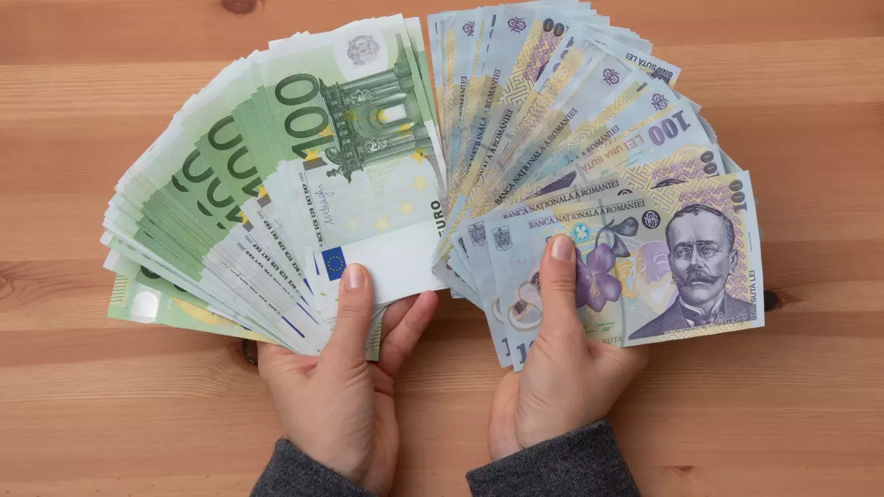 Cum explică analiștii căderea istorică a leului în raport cu euro. E singura monedă din Europa Centrală și de Est care s-a depreciat