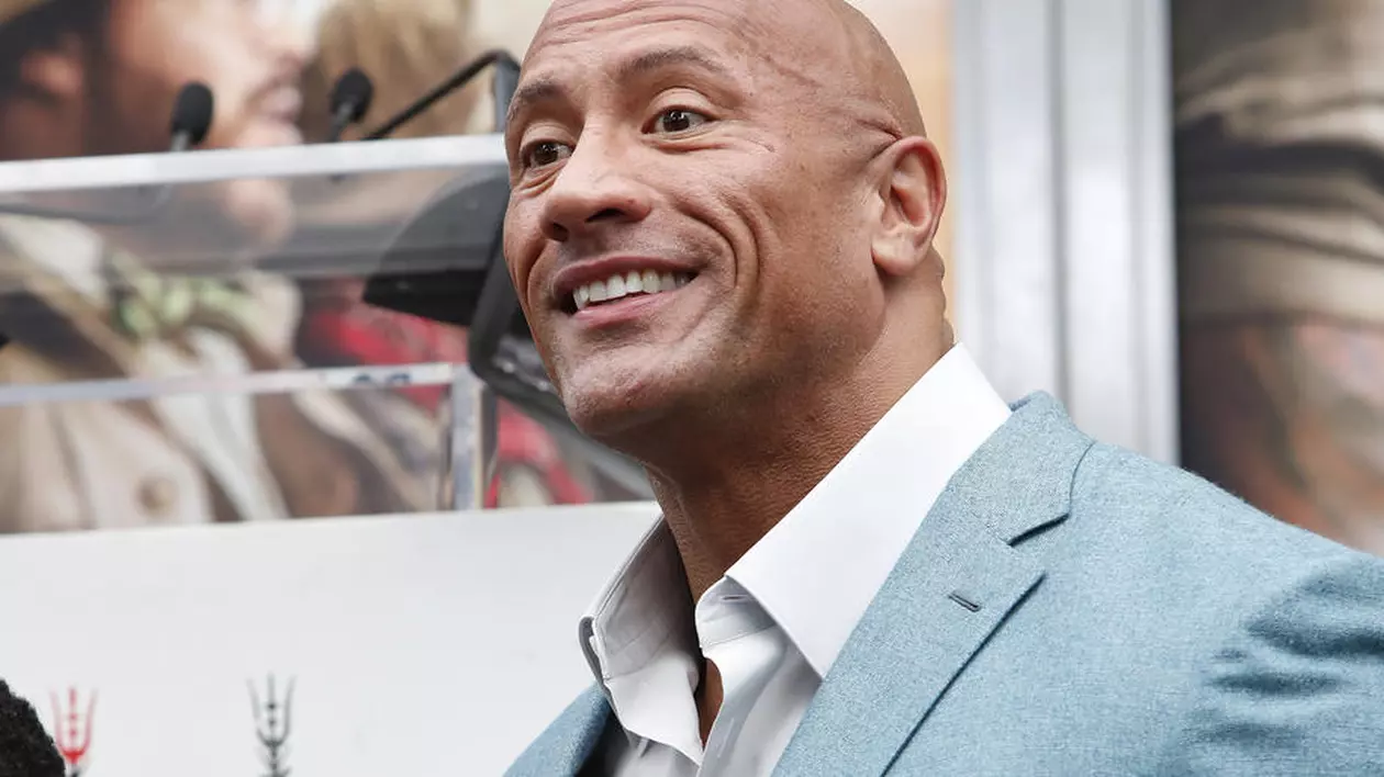 Reacția lui Dwayne „The Rock” Johnson, după ce a văzut un polițist care-i seamănă leit: „Tipul din stânga este mult mai cool”