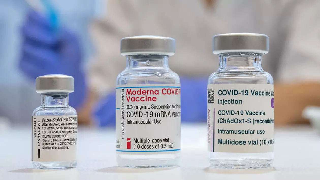 Vaccinații cu AstraZeneca pot face rapelul cu un ser ARN mesager fără recomandare medicală