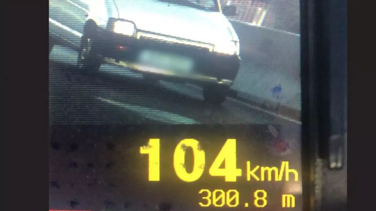 Şoferul unui Tico, prins de poliţiştii prahoveni conducând fără permis şi cu 104 km/h