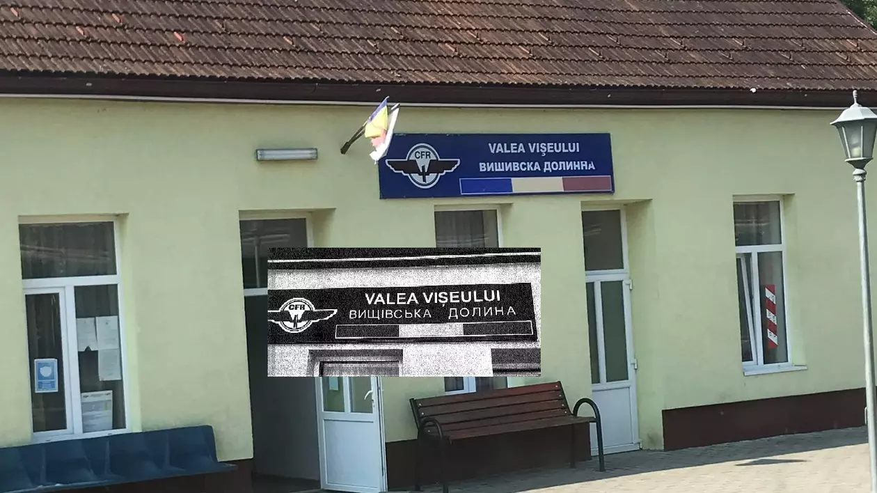 Comedia erorilor: CFR a schimbat plăcuța unei localități scrise greșit cu o alta scrisă tot greșit