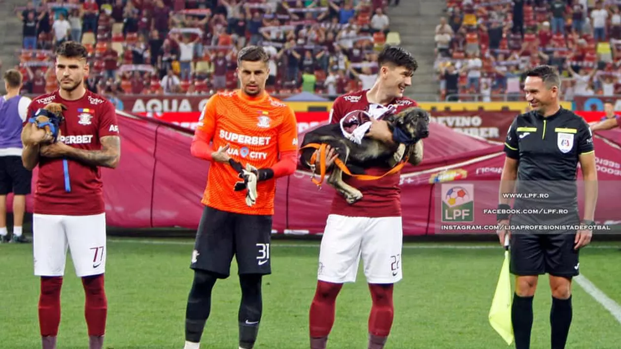 Jucătorii echipelor din Liga I au ieșit pe stadion cu cățeii din adăposturi, pentru a promova adopția. Foto: LPF