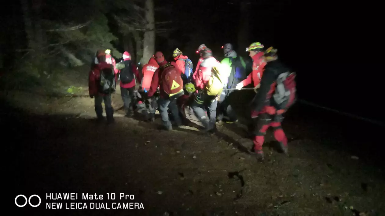 Un bărbat care a căzut 40 de metri în gol în Munții Bucegi a fost găsit în viață de salvamontiști după 14 ore de căutări