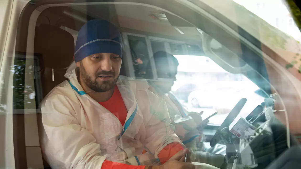 Cum se vede valul patru al pandemiei la Ambulanţa Bucureşti: „Plângi în tine, plângi în mască, mergi mai departe!”