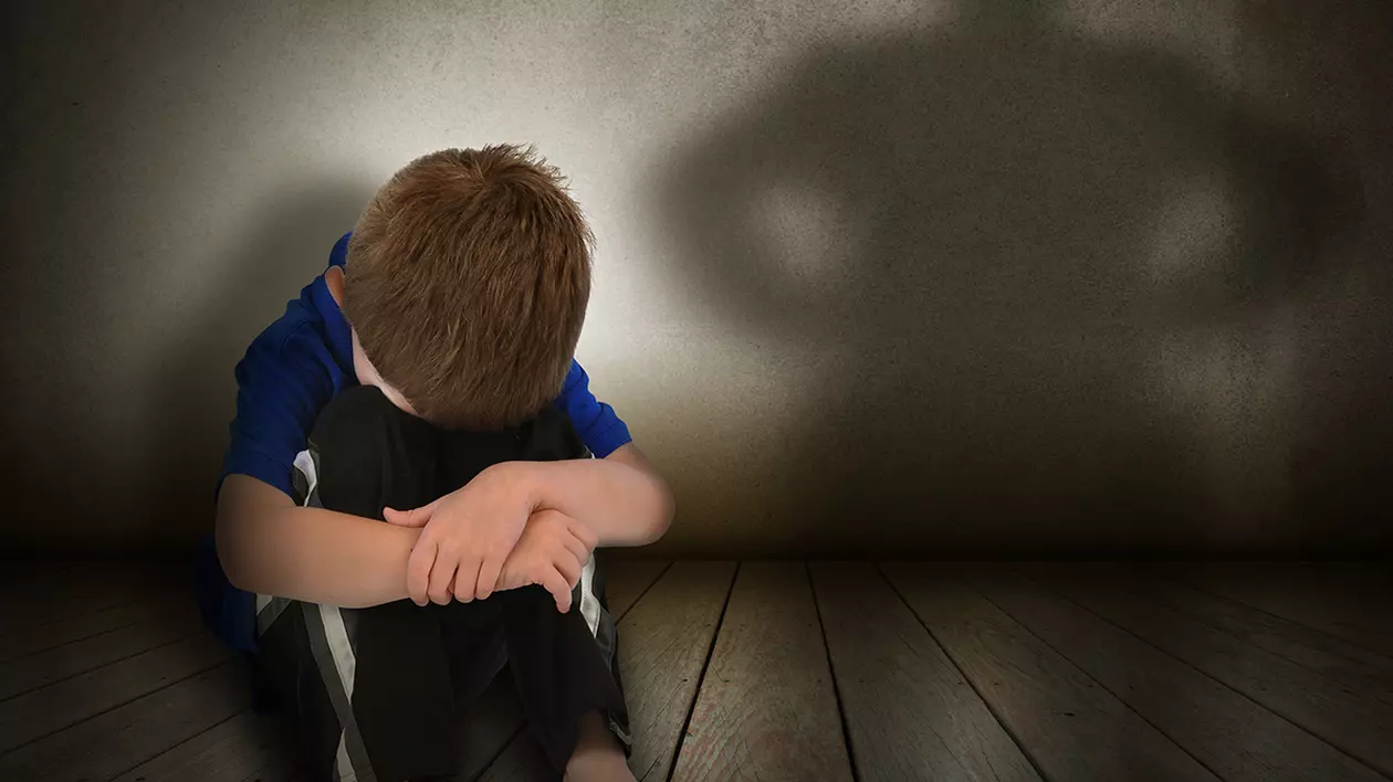 Doi judecători au redus pedeapsa unui pedofil care a molestat un copil de 5 ani și arată cu degetul spre mamă: nu trebuia să-l lase în grija lui