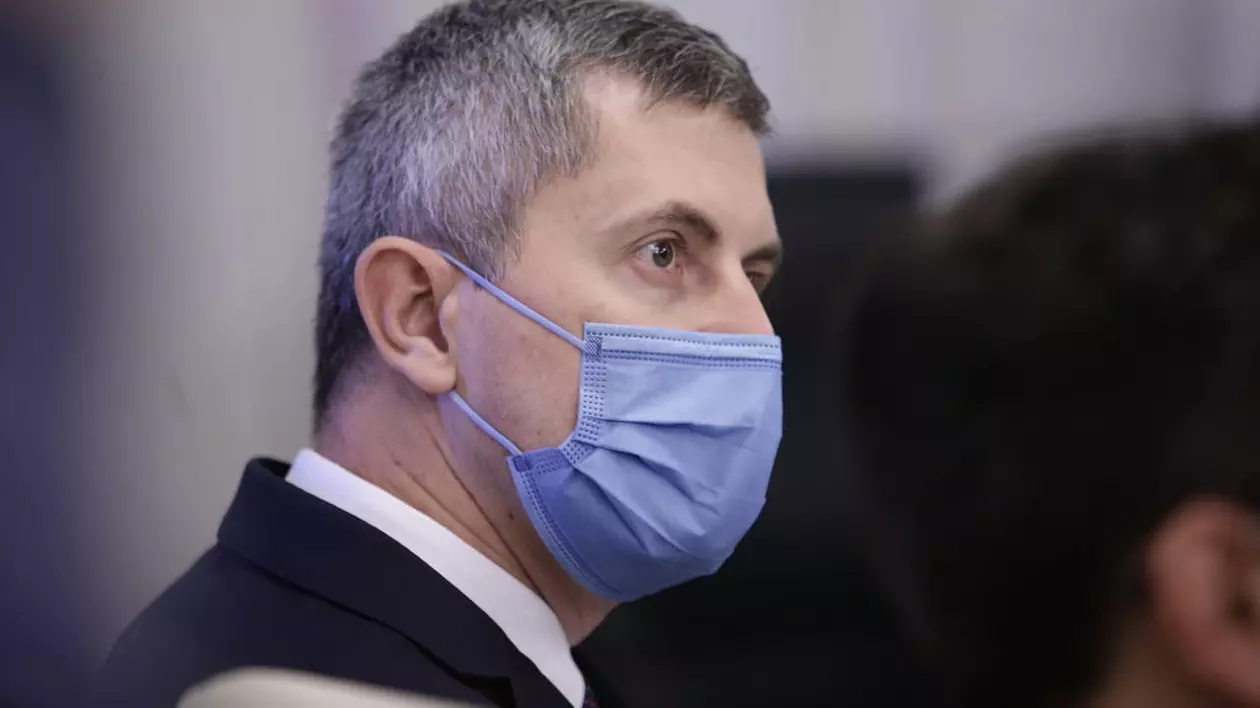 Barna îl numește pe Florin Roman „un soldat mincinos și obraznic" și spune că ar trebui să își dea demisia după dezvăluirile privind plagiatul