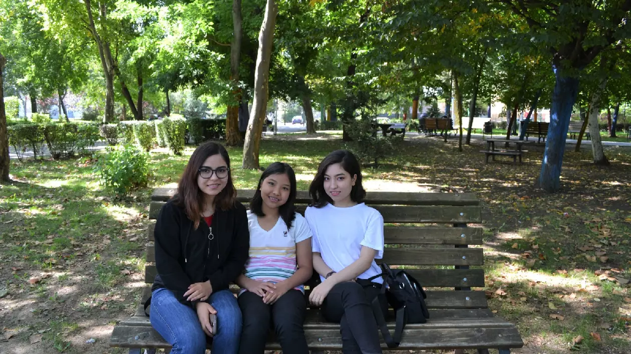 Viața în România a trei fete venite din Afganistan: „Aici sistemul de educație stresează elevii. Mergem la școală să dăm teste, nu să învățăm”