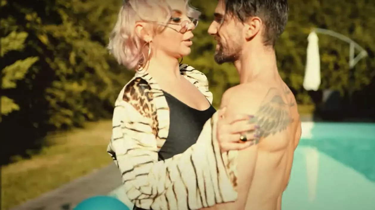 Eliza Natanticu de la „Asia Express”, în brațele unui actor, altul decât soțul, în videoclipul melodiei sale. „De vină suntem noi”