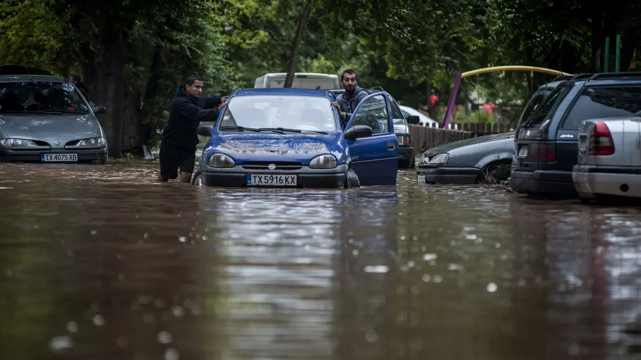 Atenţionare de călătorie emisă de MAE pentru Bulgaria. Țara, sub coduri portocaliu şi galben de ploi