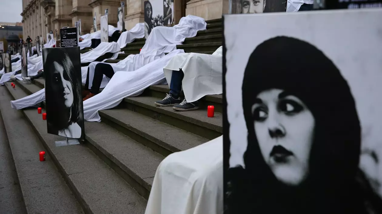 Protest la Curtea de Apel: rudele victimelor din Colectiv, acoperite cu cearșafuri albe, lângă fotografiile cu cei dragi