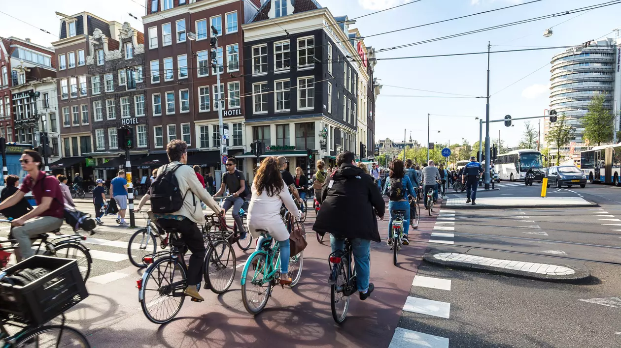 Orașele Amsterdam și Rotterdam își vor ajuta cetățenii să scape de datorii. Nu trebuie să facă nici măcar o cerere