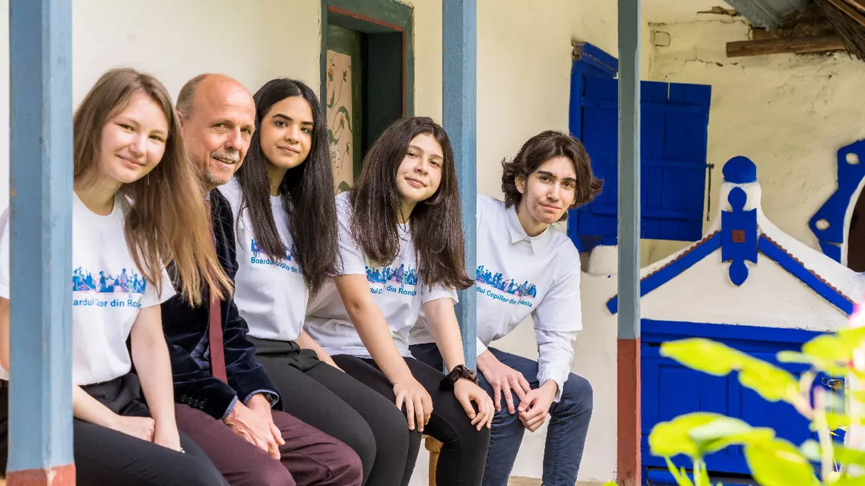 Foto Cover: Pieter Bult și o parte dintre adolescenții care sunt voluntari UNICEF (Arhiva UNICEF)