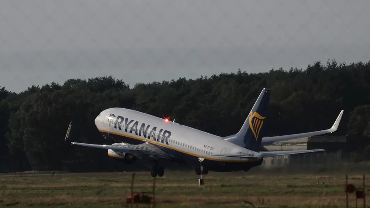 Zeci de zboruri anulate la Ryanair, după o grevă a însoțitorilor de zbor. Ce rute sunt afectate