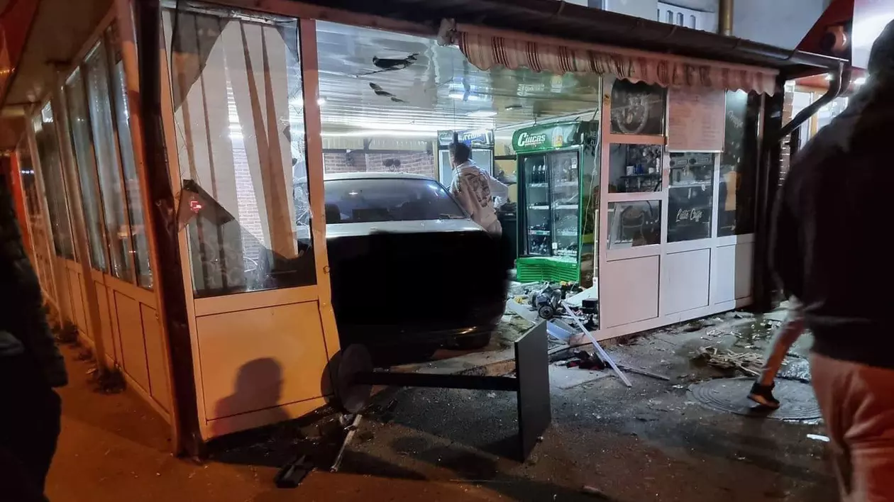 Accident rutier la Bârlad. Un tânăr de 18 ani care abia își luase permisul a intrat cu mașina într-un bar