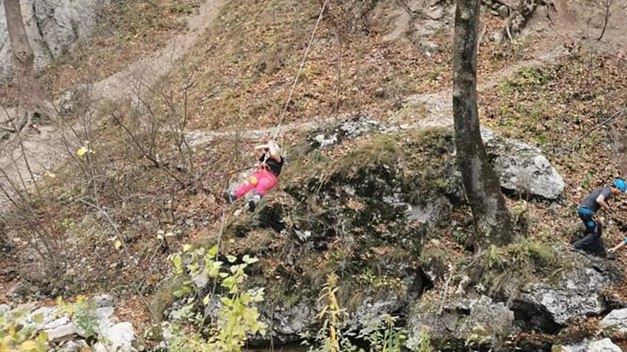 Femeie accidentată pe un traseu din Cheile Râșnoavei, salvată pe corzi de jandarmii montani