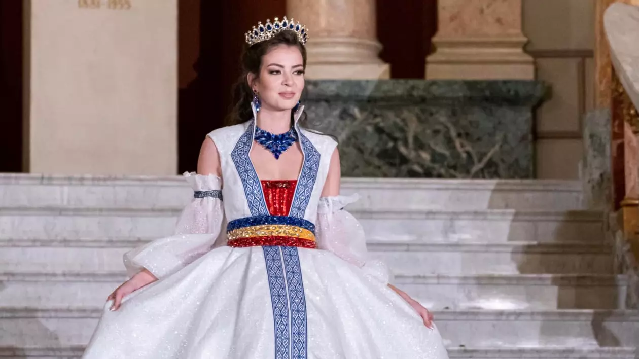Miss Universe România va purta o rochie cu 10.000 de cristale Swarovski, inspirată de portul Reginei Maria