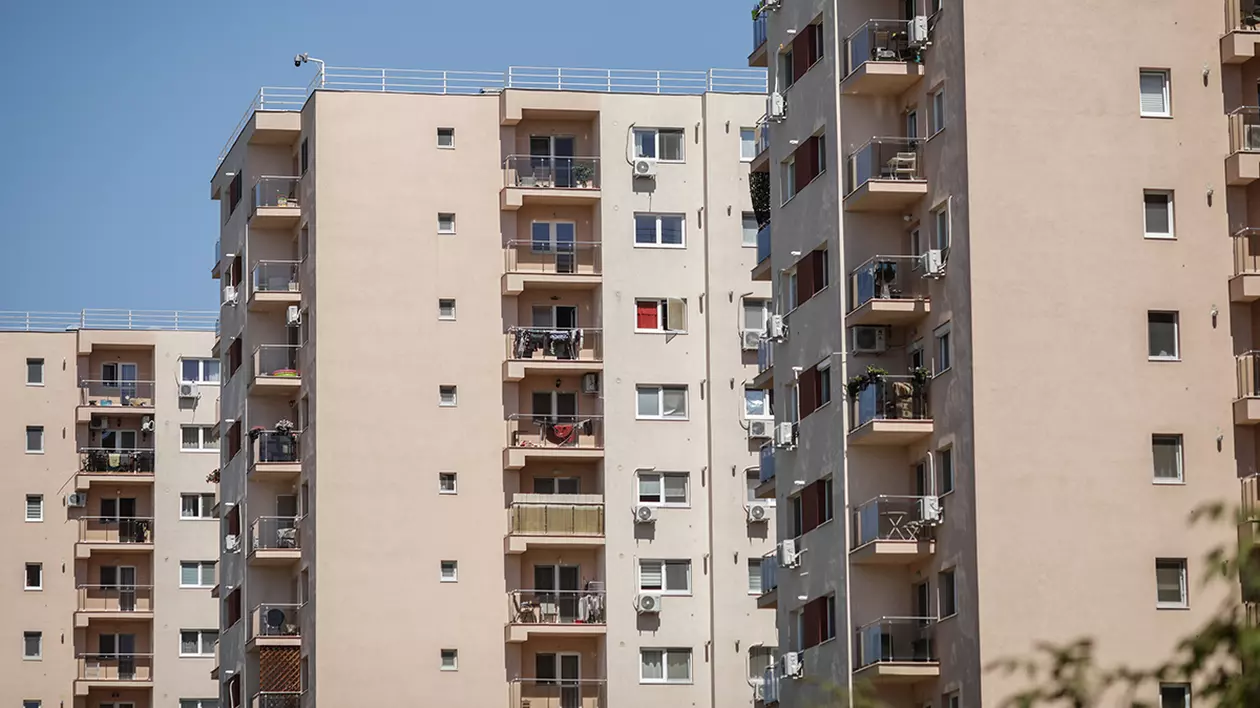 Caz șocant în Hunedoara: tânără de 18 ani, aruncată pe geam, de la etajul al treilea, de iubitul ei. Bărbatul a fost reţinut