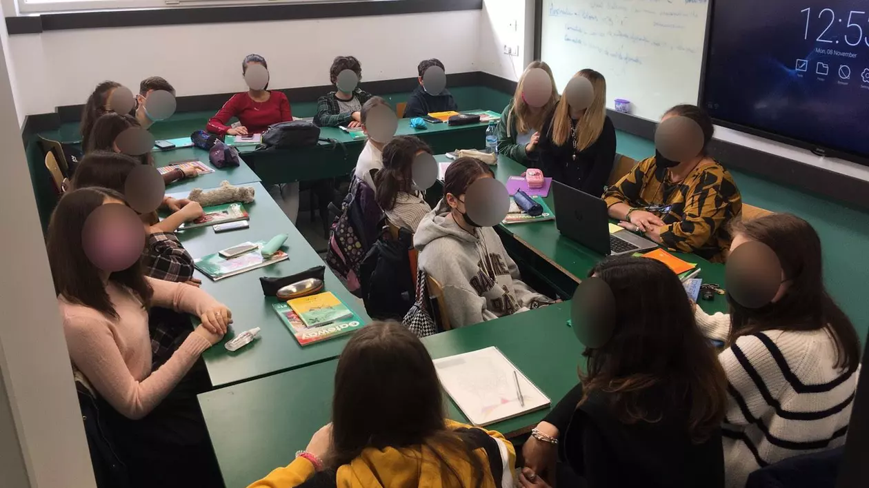 Profesorii oferă imagini ale distanțării reale dintre elevi. Licee forțate de Inspectorat să înceapă cursurile cu prezență în clase