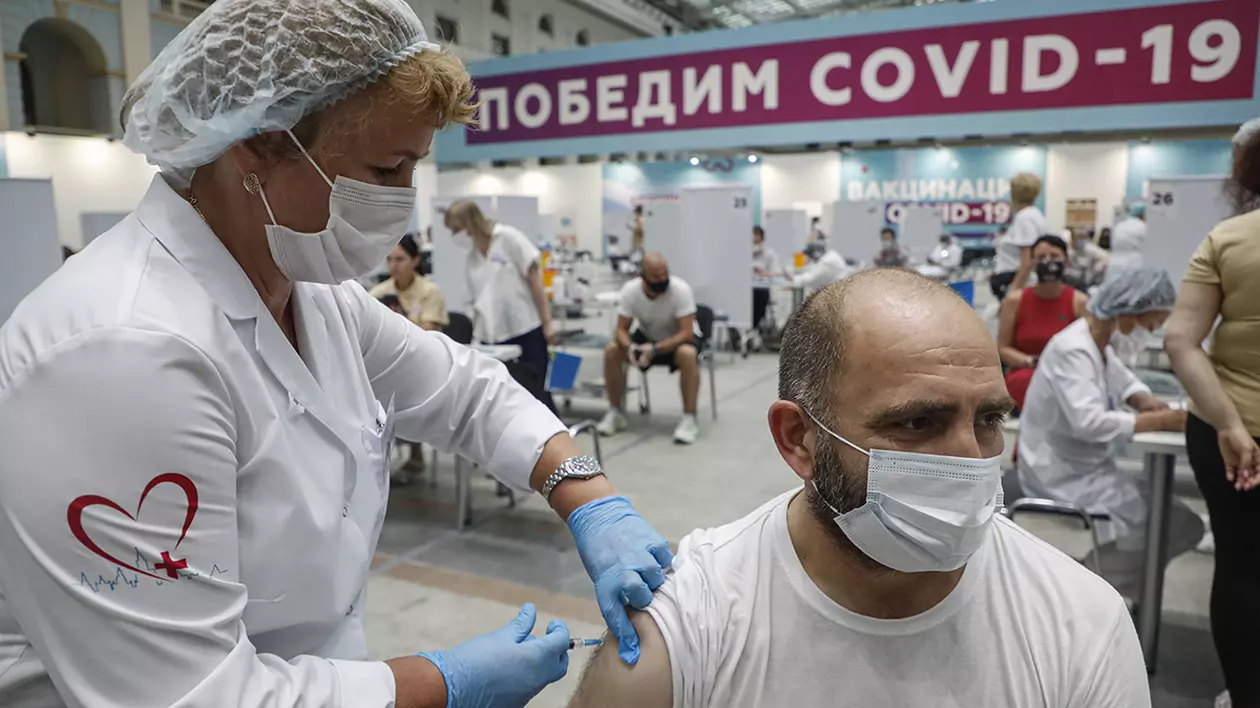 De ce sponsorizează Rusia și China antivaccinismul și teoriile conspirației?