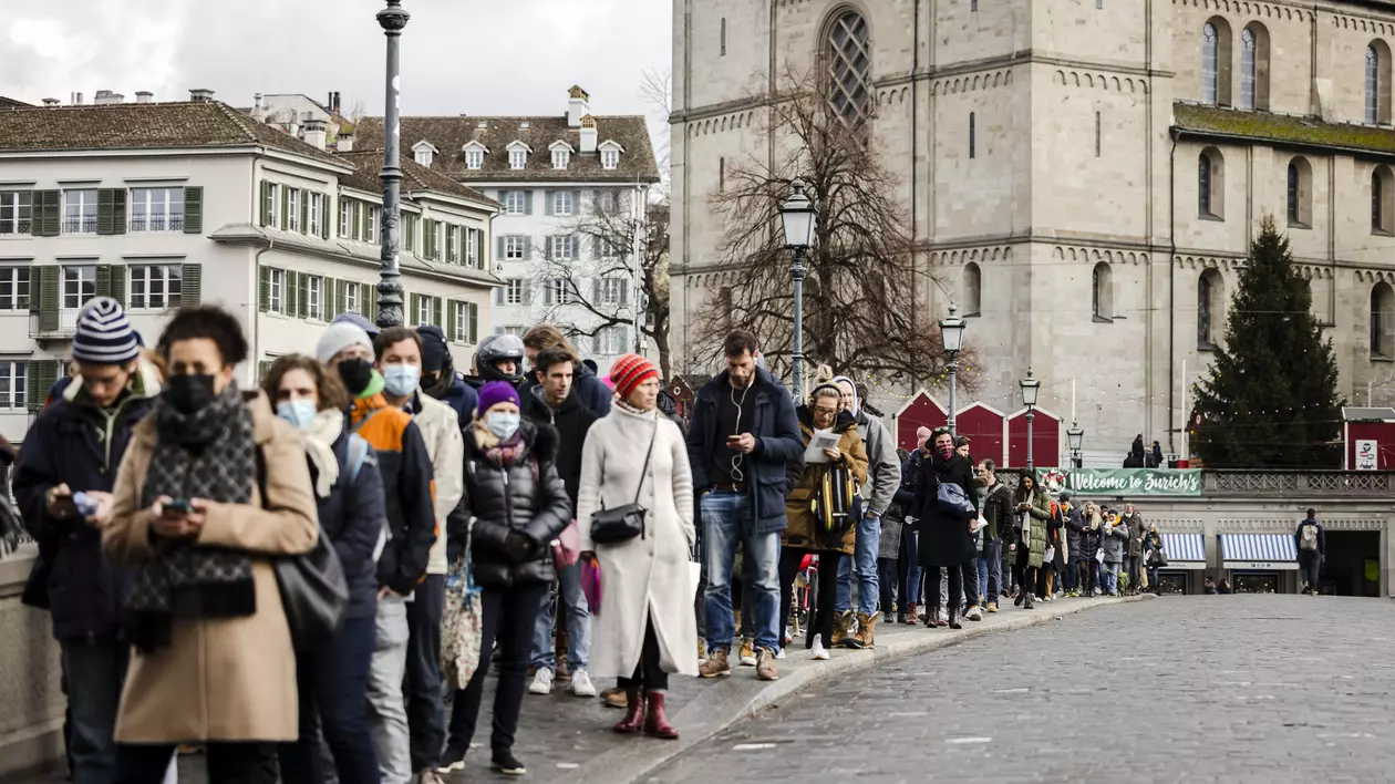 Elvețienii au votat introducerea certificatului COVID, într-un referendum organizat după proteste tensionate