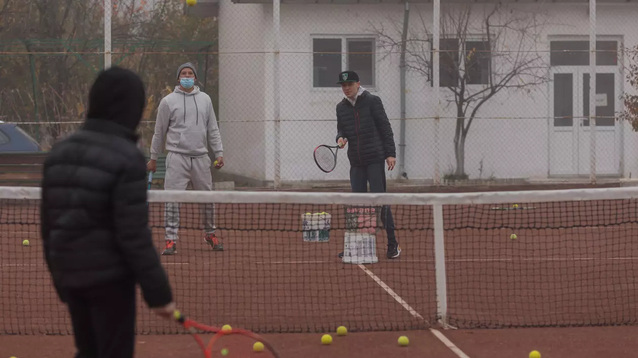 REPORTAJ. Copiii cu autism nu joacă tenis pe puncte, ci pe frânturi de atenție și fericire. „Fiecare minge peste fileu e wow”