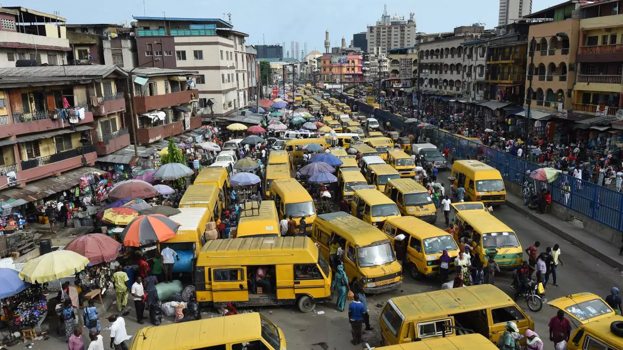 Viața în Lagos, metropola care va deveni în următoarele decenii cel mai populat oraș al lumii. I se spune Veneția Africii
