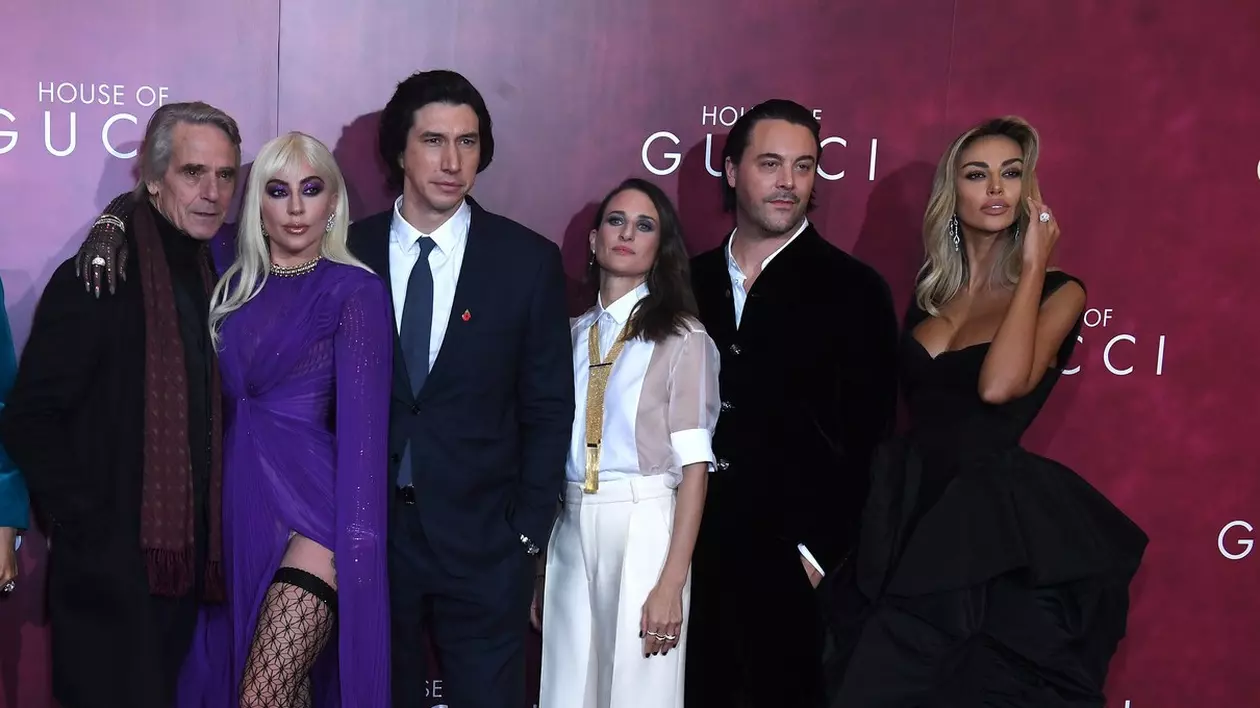 Mădălina Ghenea, apariție extravagantă la premiera „House of Gucci”, la Londra. S-a întrecut în ținute cu Lady Gaga și Salma Hayek