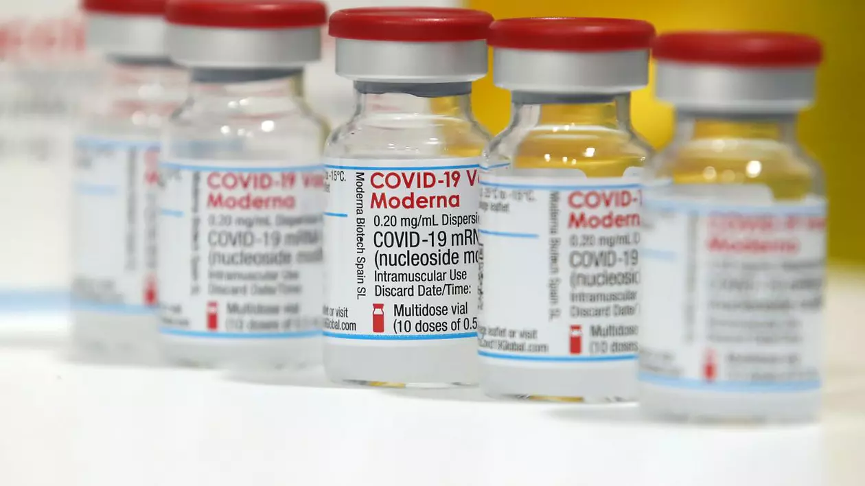 Moderna a anunțat că vor dura luni până când va fi produs un vaccin și pentru varianta Omicron
