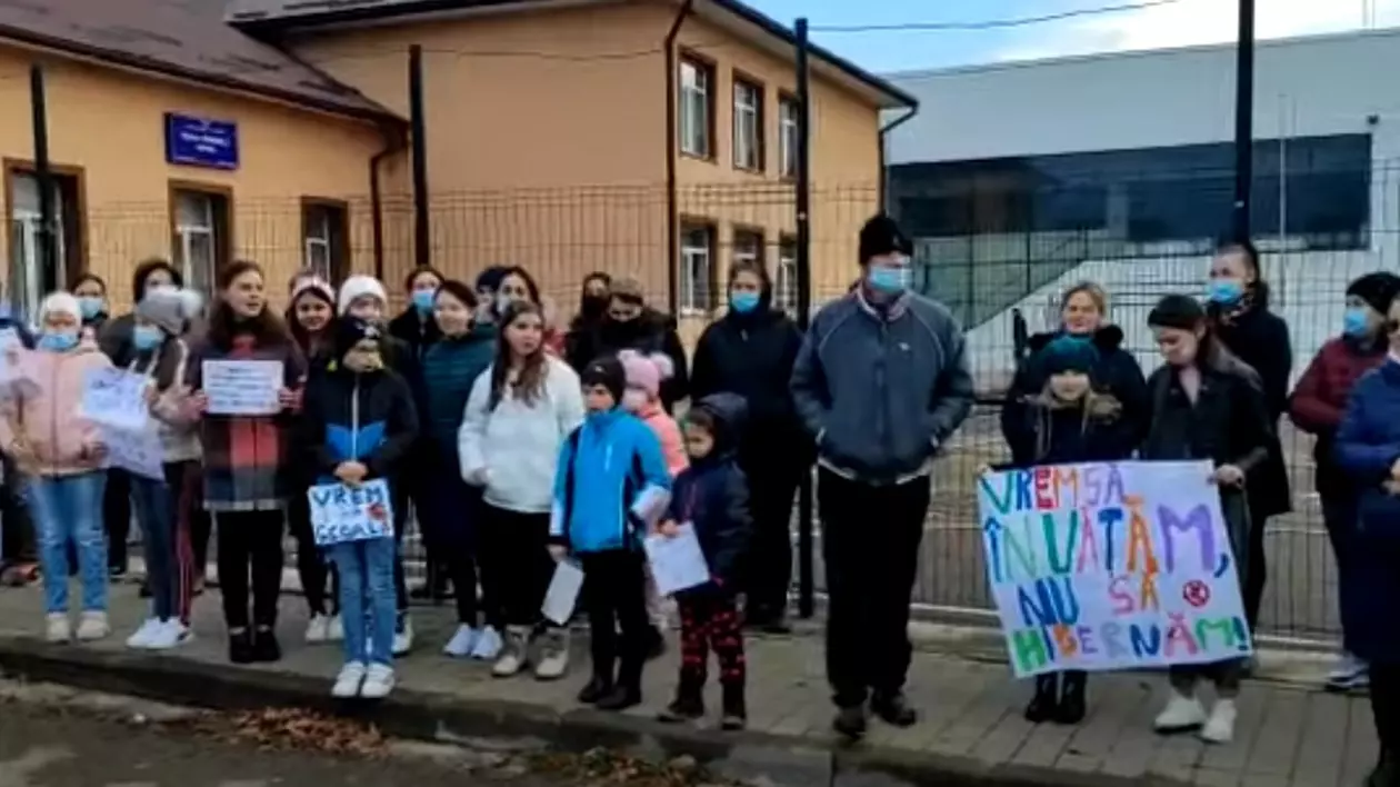 Noi proteste la şcolile din judeţul Suceava, faţă de condiţia vaccinării: "Vrem să învățăm, nu să hibernăm!"