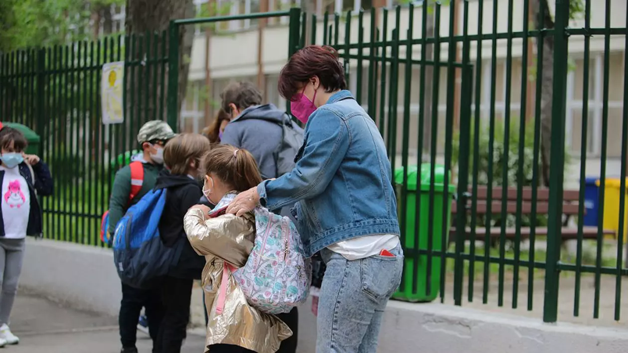VIDEO Decizia privind reluarea cursurilor care îi nemulțumește și pe elevi, și pe părinți, și pe profesori. „Ne-a pus unii împotriva celorlalți”