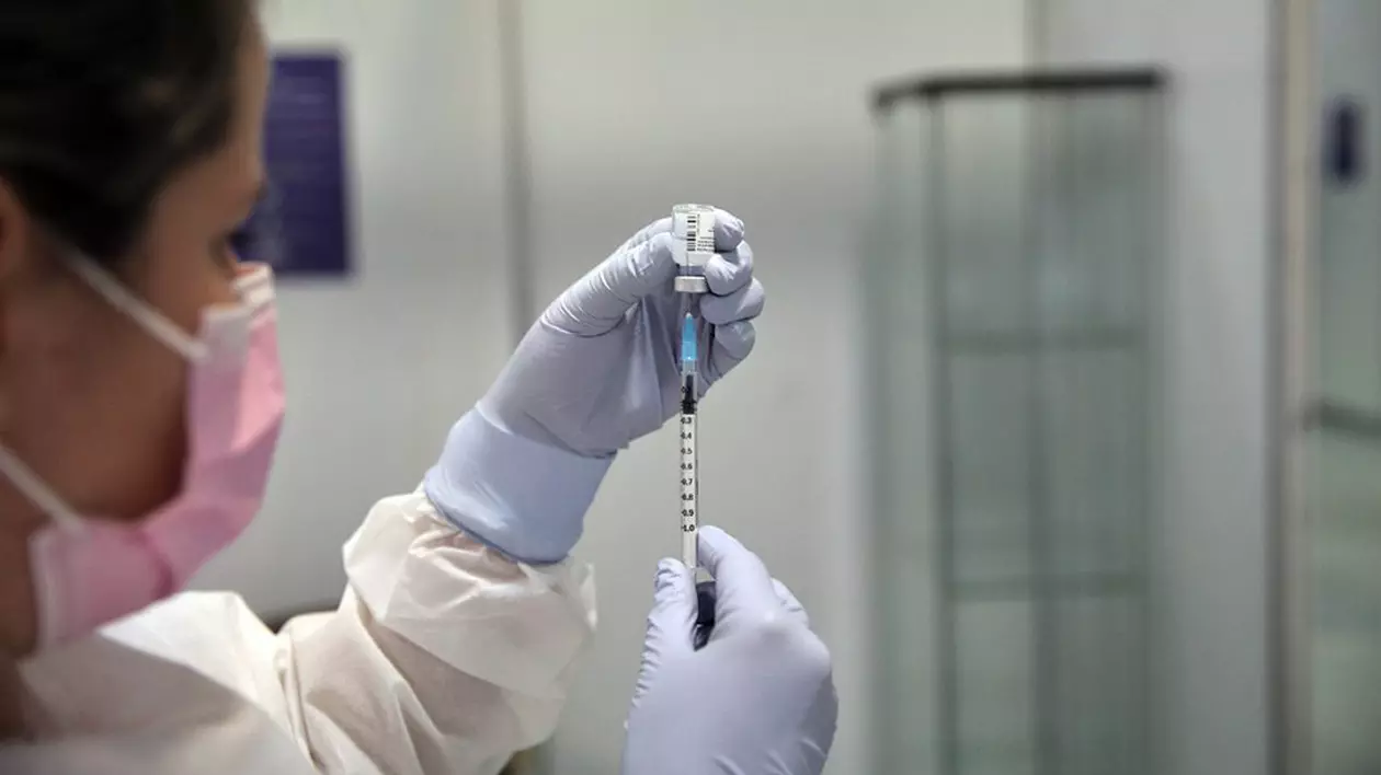 VIDEO Asistentă care elibera certificate de vaccinare false, reținută. Ce sume încasa pentru un document