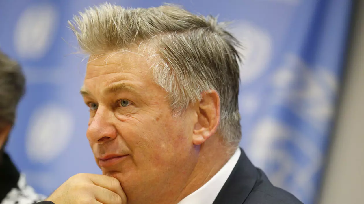 Familia Halynei Hutchins, directoarea de imagine împușcată mortal pe platoul de filmare, l-a dat în judecată pe Alec Baldwin