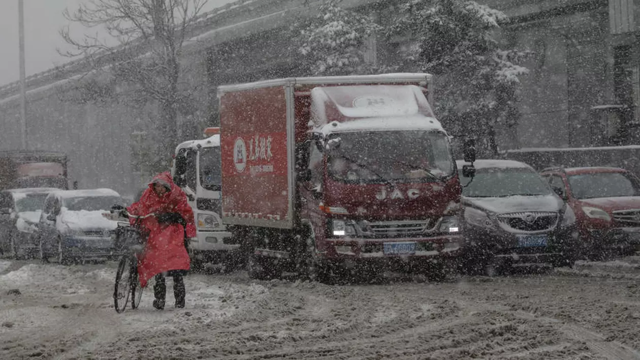 China se confruntă cu un val de frig. O ninsoare abundentă a acoperit Beijingul