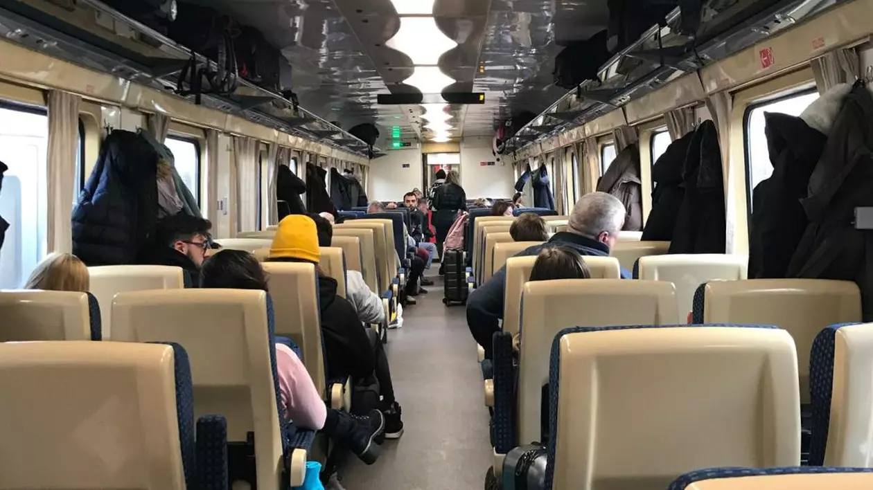 Haos după greva CFR. Un tren a plecat dimineață din Cluj, s-a oprit după o stație și acolo a rămas. „Ni s-a spus că e o întârziere”