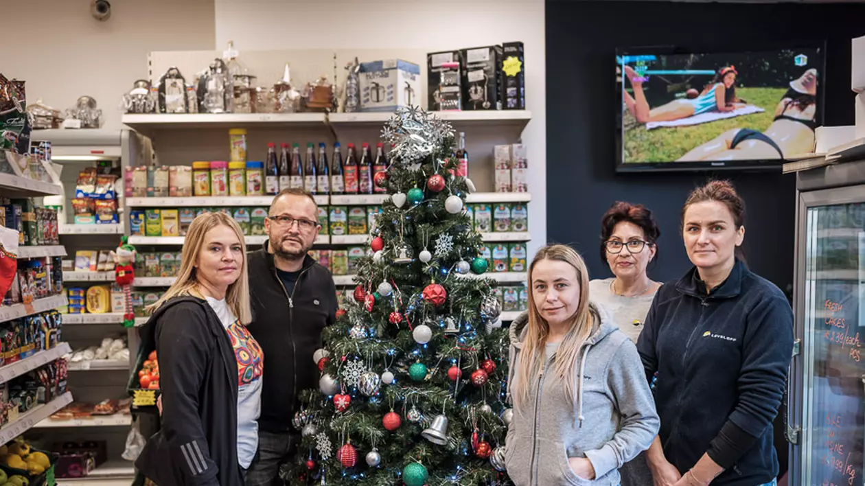 Sărbători departe de casă. La magazinul românesc dintr-un oraș din Marea Britanie, românii simt dorul. „Suntem cu inimile împărțite”