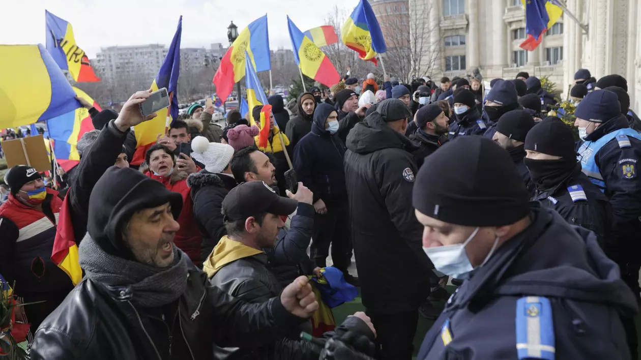 Un protestatar a desenat o svastică pe steagul UE. Cazul ajunge la Parchetul General