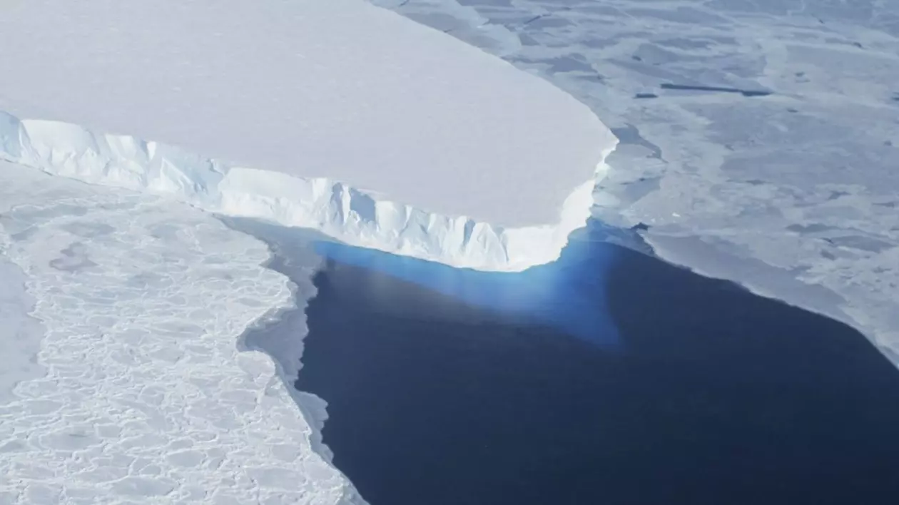 „Ghețarul apocalipsei”, în atenția cercetătorilor. Ce se întâmplă dacă se sparge uriașul de gheață din Antarctica