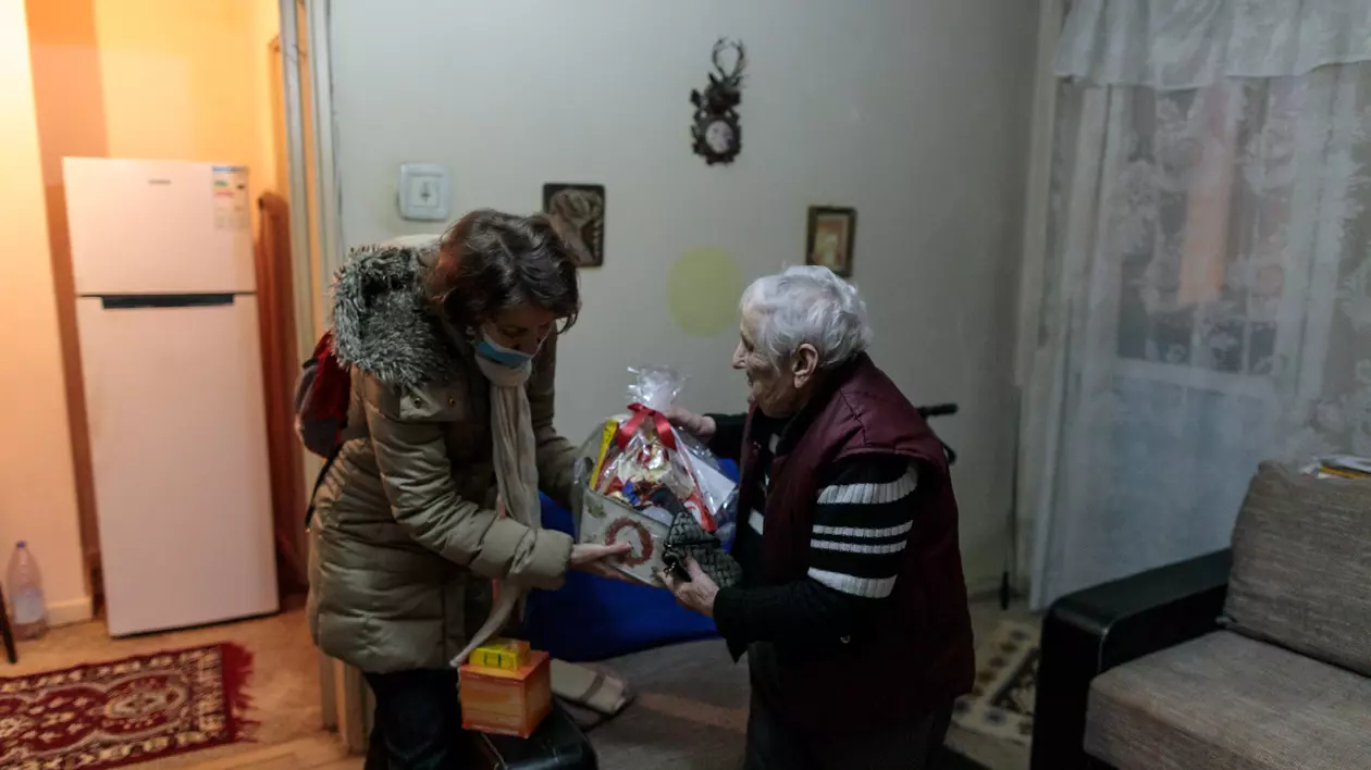 Reportaj | Acasă la vârstnicii singuri în prag de Sărbători. „Viața e făcută din bucurii și necazuri. Depinde cum te uiți la ea”