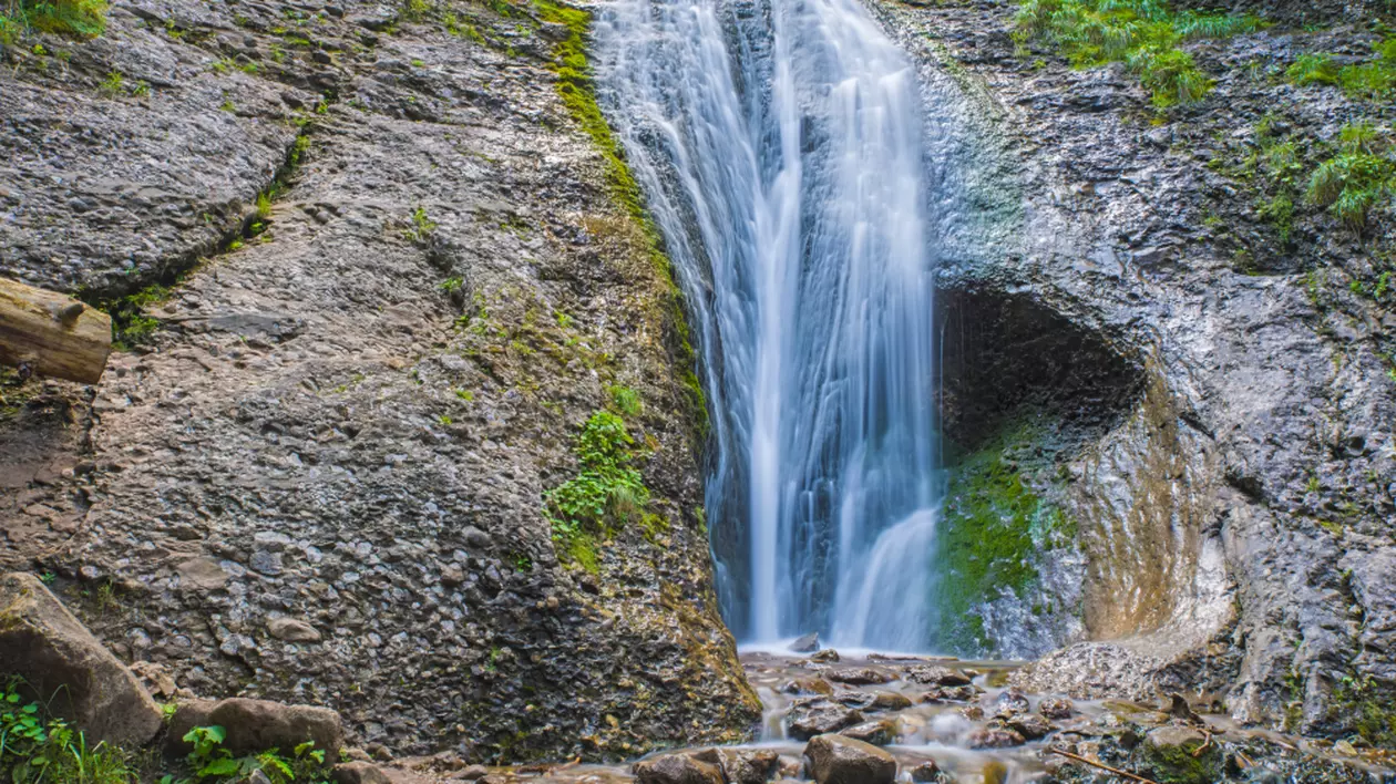 Cascada Duruitoarea, Una Dintre Cele Mai Impresionante Cascade Din România  | Libertatea