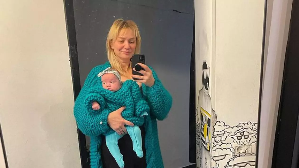 Cristina Cioran și fetița ei de doar 5 luni sunt infectate cu COVID-19. Au ajuns la spital de Crăciun: „Trebuia să fie altfel”
